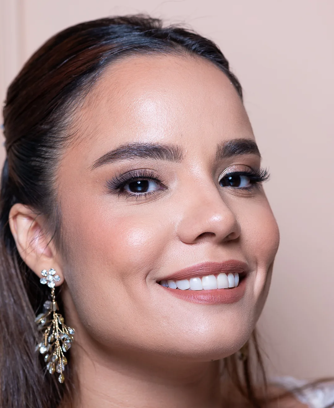 Novia sonriendo close-up con maquillaje natural