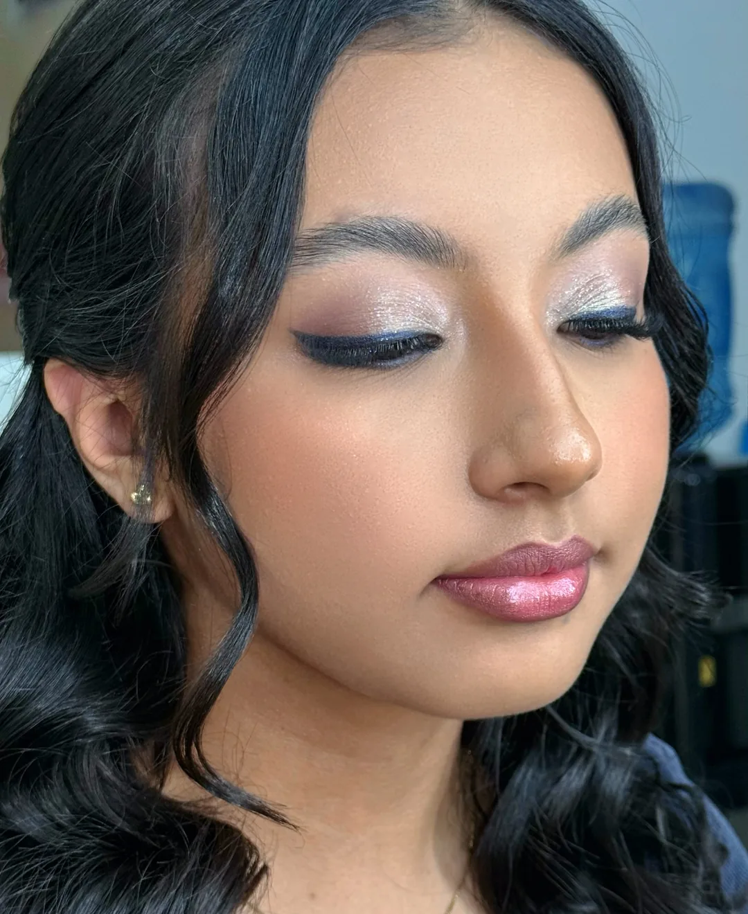 Maquillaje smoky lavanda y peinado para quinceañera