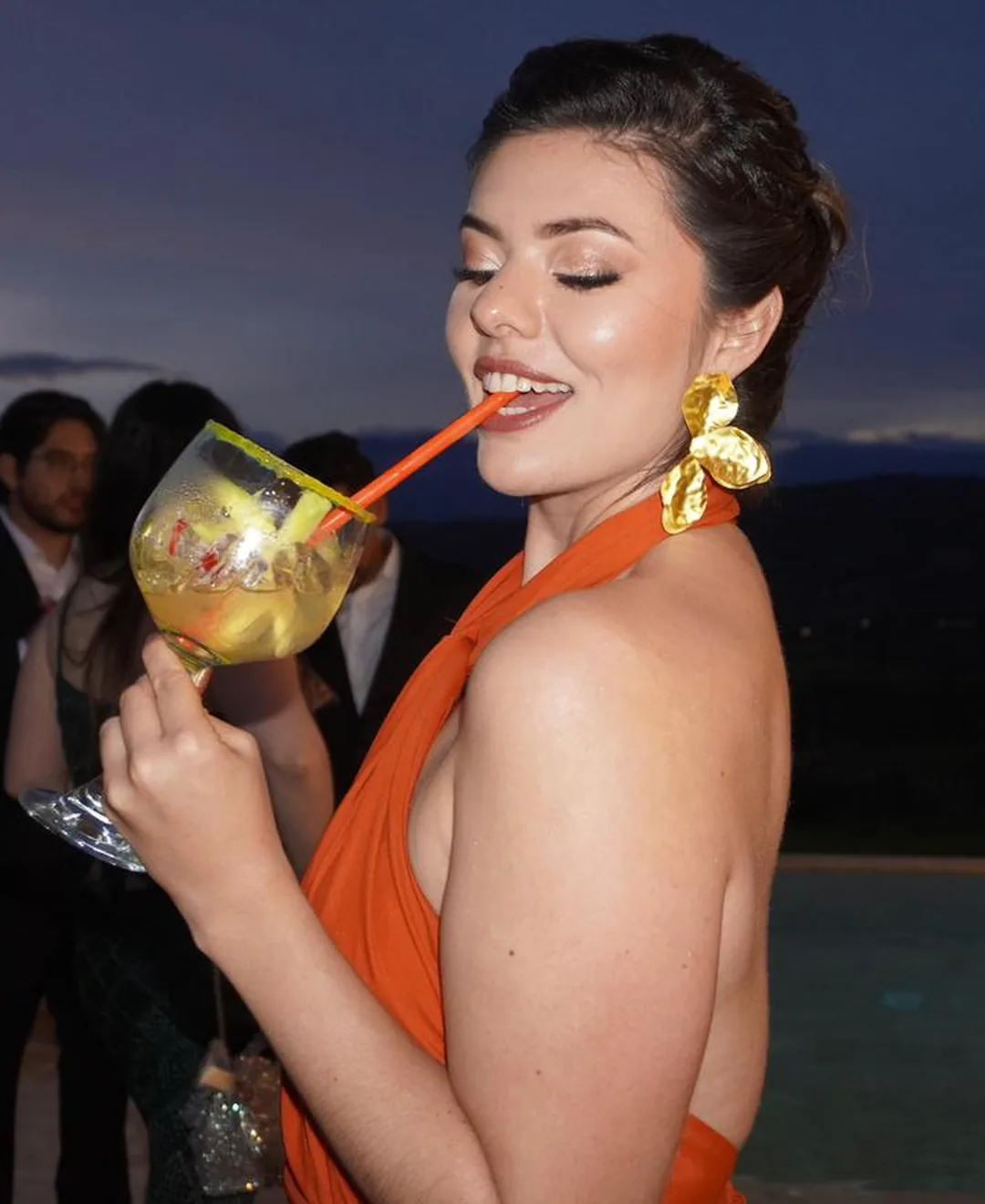 Cliente en evento social nocturno con maquillaje glow