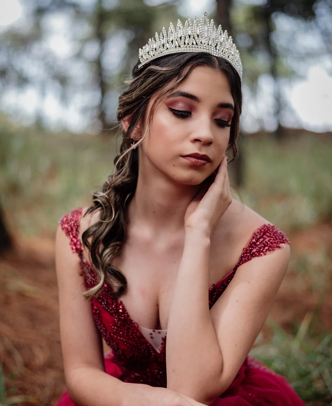 Quinceañera close-up con tiara y maquillaje editorial